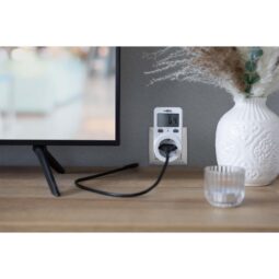 Ansmann-energiankulutusmittari-pistorasiaan-LCD‑näytöllä-4