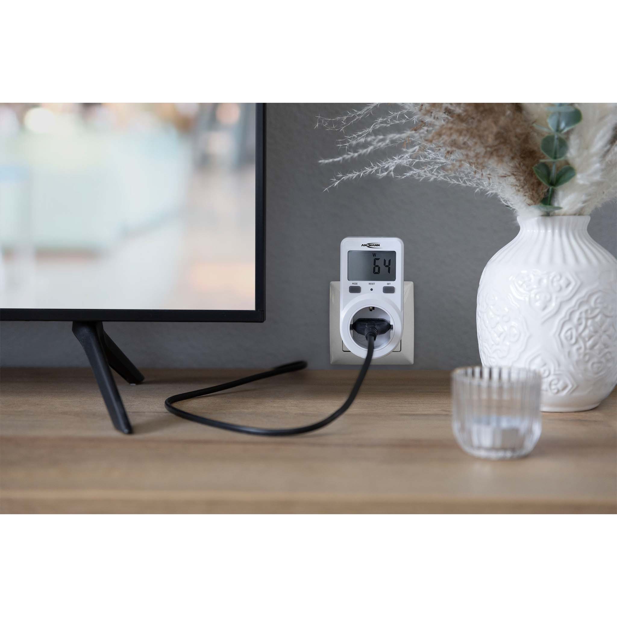 Ansmann-energiankulutusmittari-pistorasiaan-LCD‑näytöllä-4